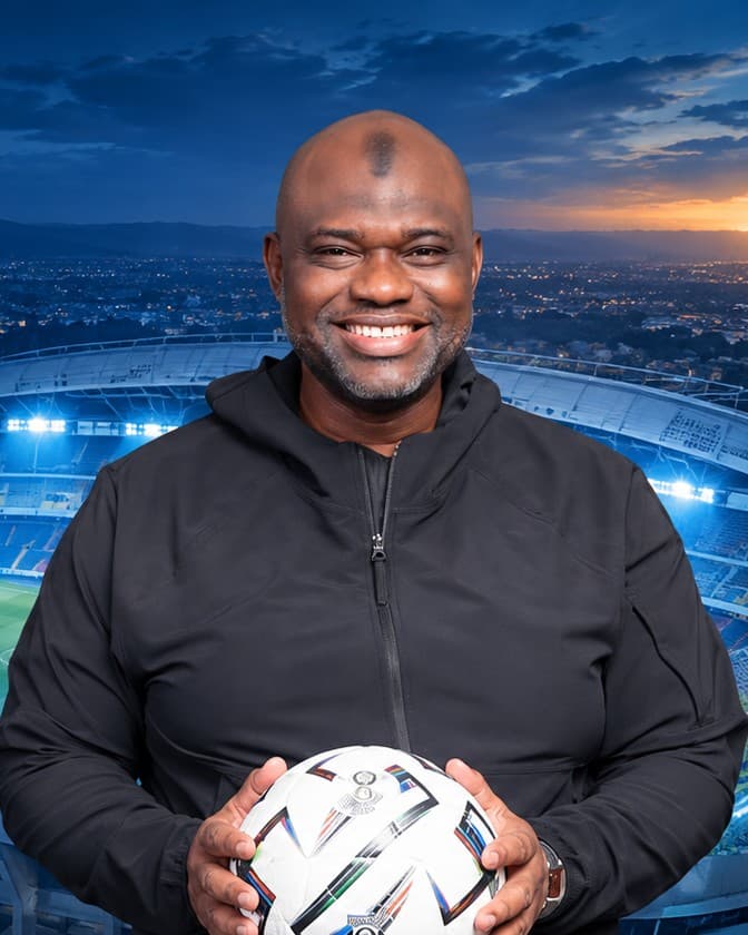 Portrait de Bachir Haïdara Chérif, souriant, un ballon de football dans les mains
