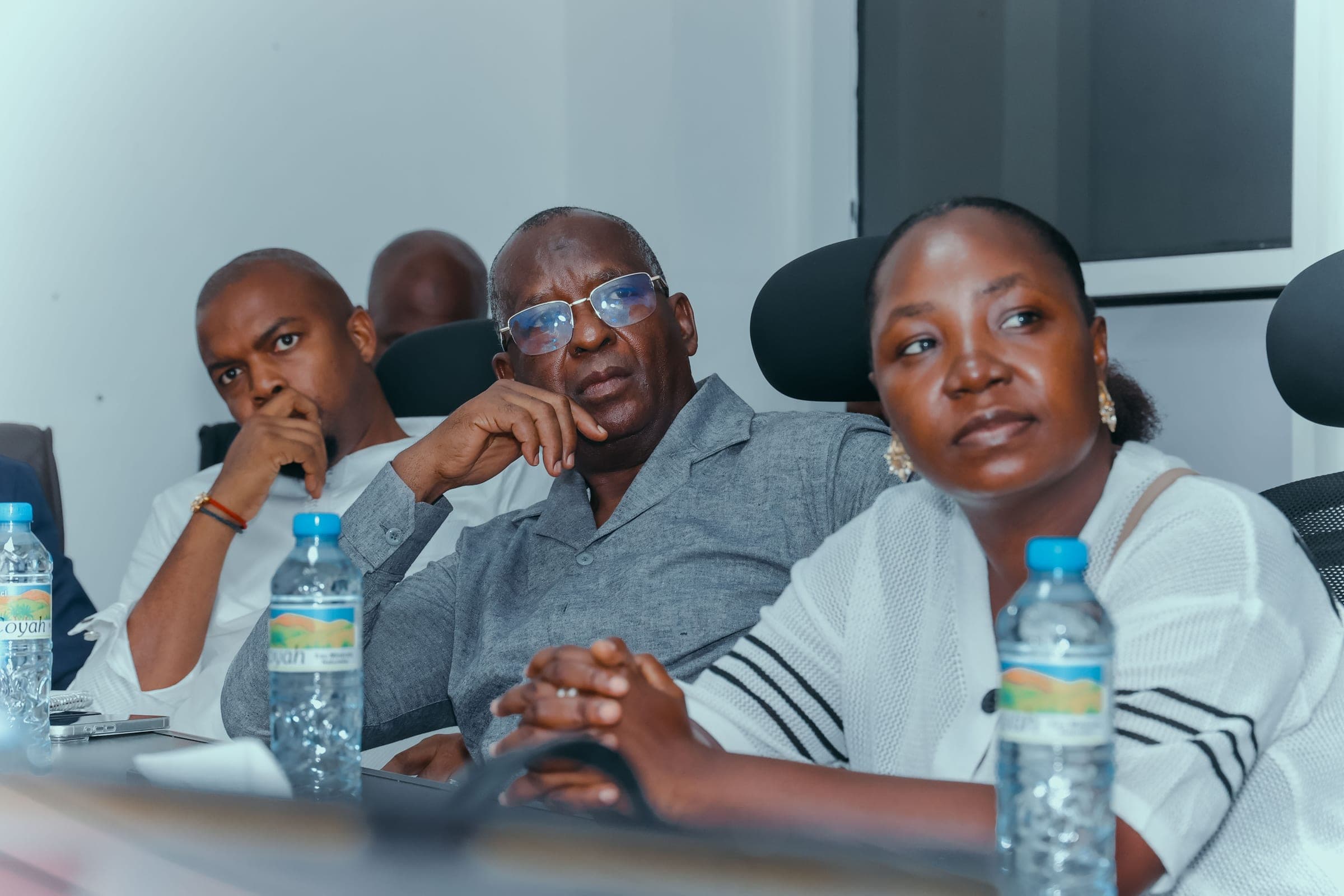 Réunion stratégique du 13 octobre 2026 : trois participants attentifs autour de la table de réunion
